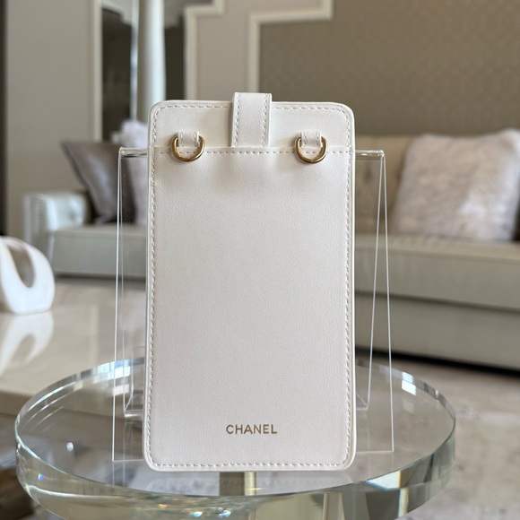 NWT CHANEL White Quilted Leather Phone Case - Picture 4 of 6